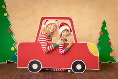 Lyckligt barn på julhelgdagsafton arkivfoto Lyckligt barn på julhelgdagsafton arkivfoto
