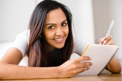 Lyckligt indiskt studera för handstil för kvinnadeltagareutbildning arkivbild Lyckligt indiskt studera för handstil för kvinnadeltagareutbildning arkivbild