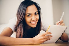 Lyckligt indiskt studera för handstil för utbildning för kvinnastudent fotografering för bildbyråer Lyckligt indiskt studera för handstil för utbildning för kvinnastudent fotografering för bildbyråer