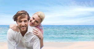 Lyckligt koppla ihop på stranden royaltyfria bilder Lyckligt koppla ihop på stranden royaltyfria bilder