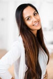 Lyckligt le för härlig indisk kvinnastående arkivbild Lyckligt le för härlig indisk kvinnastående arkivbild