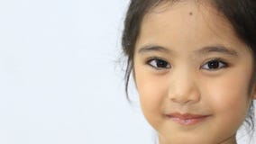 Lyckligt litet asiatiskt barn som ler och dansar lager videofilmer Lyckligt litet asiatiskt barn som ler och dansar lager videofilmer
