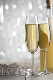 Lyckligt nytt år - exponeringsglas och flaska av champagne royaltyfri bild Lyckligt nytt år - exponeringsglas och flaska av champagne royaltyfri bild
