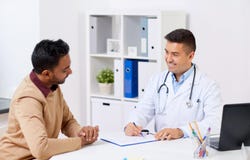 Lyckligt tålmodigt möte för doktor och för man på sjukhuset arkivbilder Lyckligt tålmodigt möte för doktor och för man på sjukhuset arkivbilder