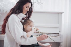 lyckligt älska för familj Fostra och hennes dotterbarnflicka som tillsammans spelar arkivfoto lyckligt älska för familj Fostra och hennes dotterbarnflicka som tillsammans spelar arkivfoto