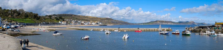 LYME REGIS, DORSET/UK - 22 MAART: Boten in de Haven in Lyme stock afbeelding LYME REGIS, DORSET/UK - 22 MAART: Boten in de Haven in Lyme stock afbeelding