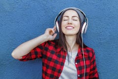 Lyssnande musik för Hipsterflicka arkivbilder Lyssnande musik för Hipsterflicka arkivbilder
