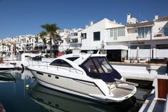 Lyx seglar i Puerto Banus, Spanien royaltyfri fotografi Lyx seglar i Puerto Banus, Spanien royaltyfri fotografi