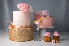 Lyxig brölloptabell med en härlig rosa färgkaka som dekoreras med mastixrosa färgrosen och guld på grå bakgrund fotografering för bildbyråer Lyxig brölloptabell med en härlig rosa färgkaka som dekoreras med mastixrosa färgrosen och guld på grå bakgrund fotografering för bildbyråer