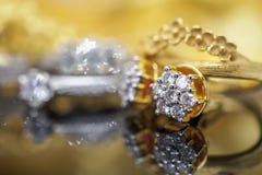 Lyxiga guld- smyckendiamantörhängen med reflexion arkivbild Lyxiga guld- smyckendiamantörhängen med reflexion arkivbild