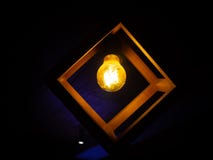 Lámpara de la ejecución del vintage con el bulbo que brilla intensamente amarillo fotografía de archivo libre de regalías Lámpara de la ejecución del vintage con el bulbo que brilla intensamente amarillo fotografía de archivo libre de regalías