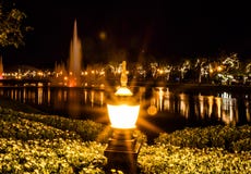 Lámpara del jardín en hierba fotografía de archivo libre de regalías Lámpara del jardín en hierba fotografía de archivo libre de regalías