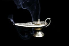 Lámpara del ` s de Aladdin con humo imágenes de archivo libres de regalías Lámpara del ` s de Aladdin con humo imágenes de archivo libres de regalías