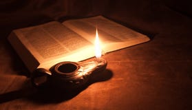 Lámpara y biblia de petróleo Lámpara y biblia de petróleo