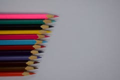 Lápices hermosos del color dispuestos en diverso modelo hermoso que mira sorprender atractivo encantador atractivo imagen de archivo Lápices hermosos del color dispuestos en diverso modelo hermoso que mira sorprender atractivo encantador atractivo imagen de archivo