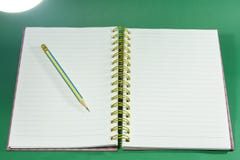 Lápiz en el cuaderno espiral y los libros imagenes de archivo Lápiz en el cuaderno espiral y los libros imagenes de archivo