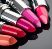Lápiz labial Maquillaje y belleza profesionales El lápiz labial teñe el primer de la paleta Lápices labiales coloridos foto de archivo libre de regalías Lápiz labial Maquillaje y belleza profesionales El lápiz labial teñe el primer de la paleta Lápices labiales coloridos foto de archivo libre de regalías