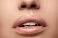 Lápiz labial natural de la moda Labios atractivos hermosos del primer Labios llenos con maquillaje del labio o imagenes de archivo Lápiz labial natural de la moda Labios atractivos hermosos del primer Labios llenos con maquillaje del labio o imagenes de archivo