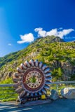 Lâminas de turbina velhas represa elétrica de Emosson da laca da hidro, servindo como uma instalação da arte moderna, Finhaut, su Imagem de Stock Lâminas de turbina velhas represa elétrica de Emosson da laca da hidro, servindo como uma instalação da arte moderna, Finhaut, su Imagem de Stock