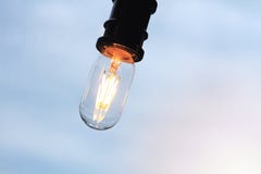A lâmpada de Edison, bulbo do estilo do vintage, imagem de fundo está nivelando o céu fotos de stock A lâmpada de Edison, bulbo do estilo do vintage, imagem de fundo está nivelando o céu fotos de stock