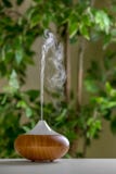 Lâmpada do difusor do óleo do aroma na tabela imagens de stock Lâmpada do difusor do óleo do aroma na tabela imagens de stock