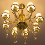 Lâmpada luxuosa do ouro amarelo no teto Imagem de Stock Lâmpada luxuosa do ouro amarelo no teto Imagem de Stock