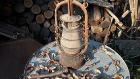 Lâmpada velha clássica Lâmpada de querosene empoeirada do vintage com vidro sujo e oxidação fotografia de stock Lâmpada velha clássica Lâmpada de querosene empoeirada do vintage com vidro sujo e oxidação fotografia de stock