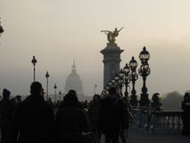 Lâmpadas de rua e um monumento alto em uma tarde enevoada no Pont Alexandre III, Paris imagem de stock Lâmpadas de rua e um monumento alto em uma tarde enevoada no Pont Alexandre III, Paris imagem de stock
