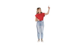 Lächelnde Frau in der zufälligen Kleidung, die etwas, eingebildete Knöpfe auf weißem Hintergrund betätigend darstellt lizenzfreies stockbild Lächelnde Frau in der zufälligen Kleidung, die etwas, eingebildete Knöpfe auf weißem Hintergrund betätigend darstellt lizenzfreies stockbild