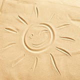 Lächeln, glückliche Sonne auf goldenem Strandsand blinzelnd lizenzfreie stockbilder Lächeln, glückliche Sonne auf goldenem Strandsand blinzelnd lizenzfreie stockbilder