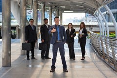Lächeln und überzeugtes asiatisches Geschäft Team Standing in moderner Verdichtereintrittslufttemperat lizenzfreies stockfoto Lächeln und überzeugtes asiatisches Geschäft Team Standing in moderner Verdichtereintrittslufttemperat lizenzfreies stockfoto