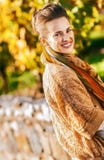 Lächelnde elegante Brunettefrau im Herbstpark lizenzfreies stockfoto Lächelnde elegante Brunettefrau im Herbstpark lizenzfreies stockfoto