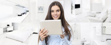 Lächelnde Frau des intelligenten Hauptbedienkonzepts mit digitaler Tablette an stockbild Lächelnde Frau des intelligenten Hauptbedienkonzepts mit digitaler Tablette an stockbild