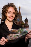 Lächelnde Frau, die auf dem roten Quadrat in Moskau steht lizenzfreies stockbild Lächelnde Frau, die auf dem roten Quadrat in Moskau steht lizenzfreies stockbild