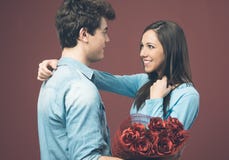 Lächelnde Frau, die ein Liebesgeschenk empfängt stockbild Lächelnde Frau, die ein Liebesgeschenk empfängt stockbild