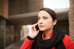 Lächelnde Frau, die einen Telefonanruf hat stockbild Lächelnde Frau, die einen Telefonanruf hat stockbild