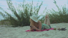 Lächelnde Frau, die online auf Mobiltelefon an der Küste plaudert stock video Lächelnde Frau, die online auf Mobiltelefon an der Küste plaudert stock video