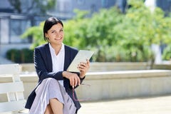 Lächelnde Geschäftsfrau, die an Tablette arbeitet Stockfoto Lächelnde Geschäftsfrau, die an Tablette arbeitet Stockfoto