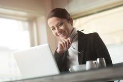 Lächelnde Geschäftsfrau mit Laptop stockfotos Lächelnde Geschäftsfrau mit Laptop stockfotos