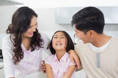 Lächelnde Paare mit einer netten Tochter in der Küche stockfotografie Lächelnde Paare mit einer netten Tochter in der Küche stockfotografie