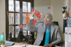 Lächelnde Professioneller, die einen futuristischen Bildschirm betreibt lizenzfreie stockbilder Lächelnde Professioneller, die einen futuristischen Bildschirm betreibt lizenzfreie stockbilder