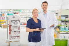 Lächelnder Assistent, der Digital-Tablet während verwendet stockbild Lächelnder Assistent, der Digital-Tablet während verwendet stockbild