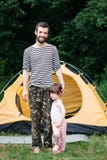 Lächelnder bärtiger Tourist mit kleinem Mädchen im Wald stockfoto Lächelnder bärtiger Tourist mit kleinem Mädchen im Wald stockfoto