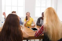 Lächelnder Geschäftsmann unter Verwendung des Laptop cmputer am Schreibtisch und Unterhaltung mit einer Frau Junges Team im moder stockfotos Lächelnder Geschäftsmann unter Verwendung des Laptop cmputer am Schreibtisch und Unterhaltung mit einer Frau Junges Team im moder stockfotos