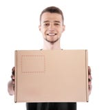 Lächelnder junger Lieferbote lizenzfreie stockfotografie Lächelnder junger Lieferbote lizenzfreie stockfotografie