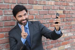Lächelnder netter Geschäftsmann, der selfie Foto - Archivbild macht stockbild Lächelnder netter Geschäftsmann, der selfie Foto - Archivbild macht stockbild