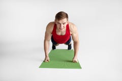 Lächelnder Sportler, der Plankenübung tut lizenzfreie stockbilder Lächelnder Sportler, der Plankenübung tut lizenzfreie stockbilder