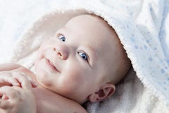 Lächelndes Baby eingewickeltes Badtuch nach Bad Lizenzfreie Stockbilder Lächelndes Baby eingewickeltes Badtuch nach Bad Lizenzfreie Stockbilder