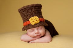Lächelndes neugeborenes Baby, das einen Pilger-Hut trägt stockfotos Lächelndes neugeborenes Baby, das einen Pilger-Hut trägt stockfotos