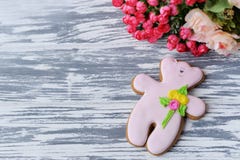 Läcker björn för pepparkakakakanalle med blommor royaltyfri bild Läcker björn för pepparkakakakanalle med blommor royaltyfri bild